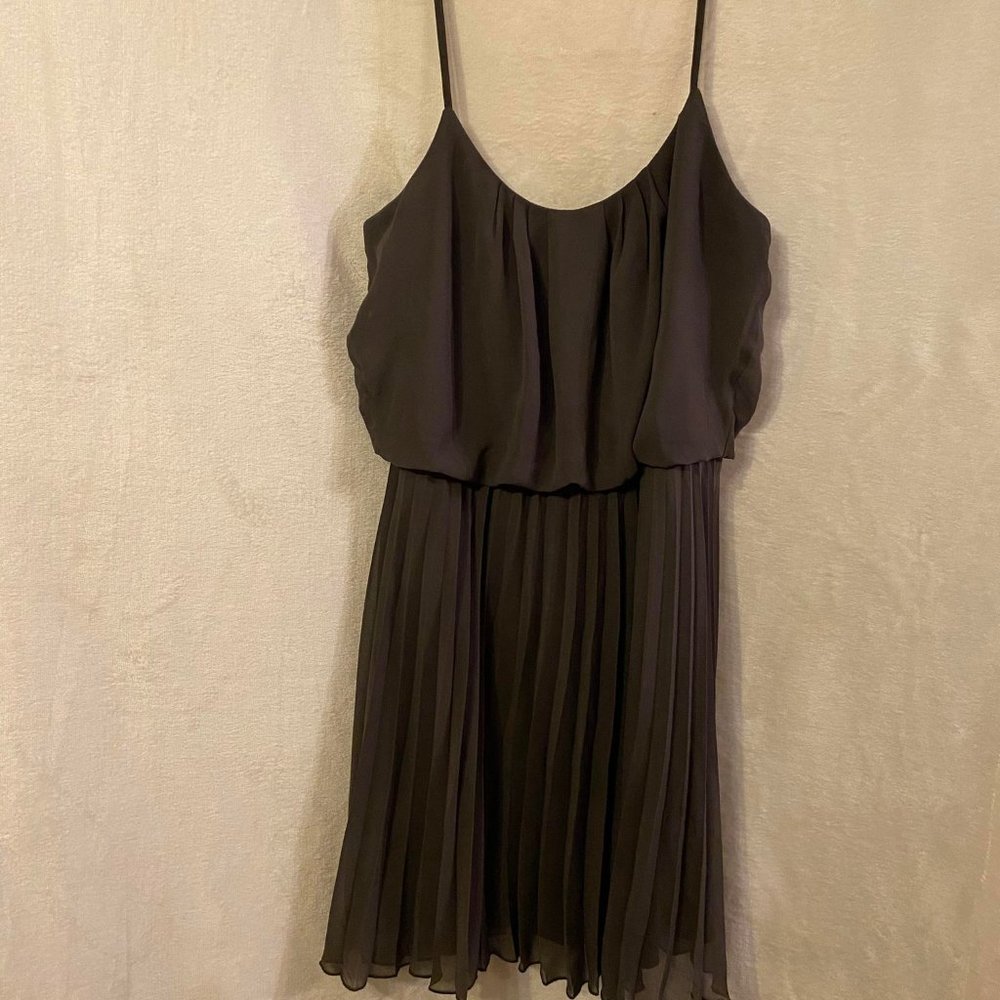 EUC Bisou Bisou Olive Green Pleated Dress Size 4